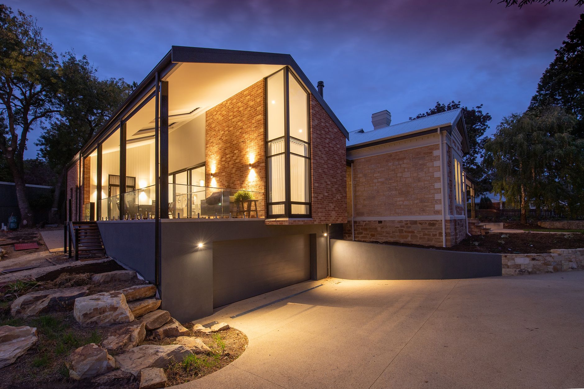 Moderne woning in de avond met verlichte ramen